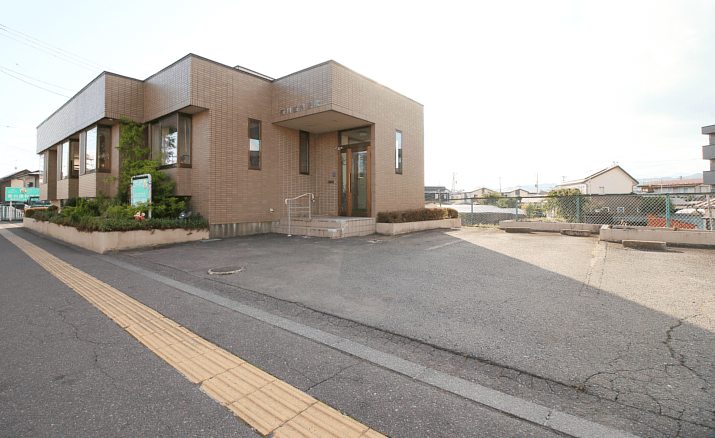 前川歯科医院は駐車場７台完備